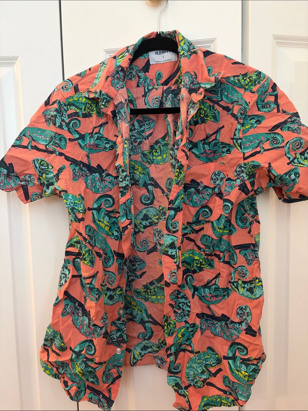 Old Navy Coral Short-Sleeve Button-Up with Teal & Green Chameleon Print